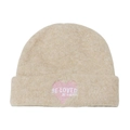 Detalle del gorro de punto beige con bordado de corazón rosa y texto BE LOVED BE HAPPY - M (56-58cm) / Caqui