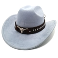 Dettaglio cappello da cowboy azzurro scamosciato con cinturino borchiato e teschio di toro - Celeste / M (56-58cm)