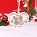 Dettaglio di ornamento a cuore in legno con citazione e spago su sfondo natalizio festoso - Cosa Strana Preferita (WG0-0986)