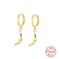Dettaglio di orecchini a cerchio a banana in argento 925 con zirconi gialli e verdi - Oro-Banana