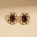 Detail von Vintage-Goldohrringen mit ovalem dunkelrotem Edelstein und weißen Blüten - Ohrstecker (WE1137) / Rot