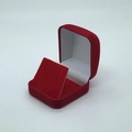 Rote Schmuckschatulle aus Samt für Ringe mit offenem Deckel und geneigtem Display-Schlitz - Rote Außenseite/Weiße Innenseite/Rote Einlage