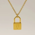 Collier pendentif cadenas doré gravé de la lettre V avec une finition polie miroir - Style Lettre V