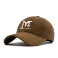 Cappellino da baseball marrone scuro con ricamo M bianco in 3D e tesa larga in tela - Regolabile / caffè