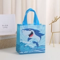 Blauwe non-woven cadeautas met haaienprint en handvatten voor verjaardagsverpakking - Stijl 2006-3 / Klein 23*22*11cm