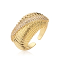 Nahaufnahme eines goldenen breiten Rings mit Streifentextur und Zirkonia-Besatz - Einstellbar Offen / Gestreifte Textur Mehrreihig Strass (CE00831YH)