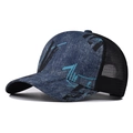 Dettaglio del ricamo floreale sfumato e texture denim blu scuro sul cappello baseball - M (56-58cm) / Sfumato Navy