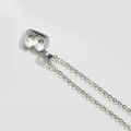 Makro-Detail von silbernem B-Initial-Anhänger mit Wabenstruktur und Hohlraum-Design - Buchstabe B / Silber