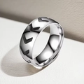 Vue détaillée d'une bague en acier inoxydable argenté avec motif flèche chevron noir - Taille 6 / Style Homme 8mm