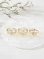 Detailweergave van de driedelige gouden ringenset met zirkonia kroon en binnendiameters - Dubbellaagse Holle Kroon Stijl (Goud) / Goud
