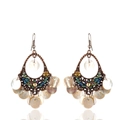Detalle de pendientes boho vintage con cuentas de colores y discos de concha blanca - Blanco