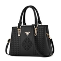 Bolso de mano negro en cuero PU con textura tejida, bordado y herrajes dorados finos - Negro