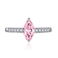 Anillo con gema rosa de corte marquise, montura de plata y diamantes laterales en blanco - Abierto Ajustable / Circonita Rosa