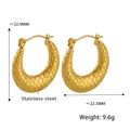 Dettaglio macro di orecchini a cerchio in acciaio inossidabile 18K con motivo a squame - Oro