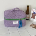 Dettaglio della borsa da toilette trapuntata viola con cerniera verde e cordino blu - Viola