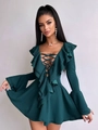 Détail de la robe vert foncé à col en V avec volants aux manches évasées et laçage chic - S / Vert