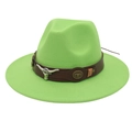 Détail du chapeau en feutre vert néon avec bande en cuir brun et emblème tête de taureau - Vert Fruit