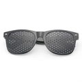 Detail van de zwarte matte gaatjesbril met een dicht patroon van fijne correctiegaatjes - Premium Zwart Volledig Gats