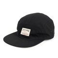 Primer plano de gorra camper negra de 5 paneles con etiqueta vintage y ojales metálicos - Ajustable / Negro