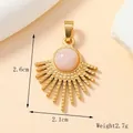 Pendente sole dorato con gemma rosa e dettagli boho, dimensioni 2,6 cm x 2,1 cm - 318-Ciondolo Sole Gemma Rotonda Rosa Oro