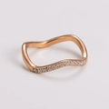 Dettaglio dell'anello ondulato in oro rosa con micro-pavé di cristalli a semicerchio - US 6 / Oro rosa