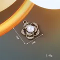 Ciondolo a fiore di camelia 22mm in lega con perla bianca e strass scintillanti - Stile Camelia (166)