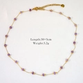 Collana in acciaio inossidabile dorato con perline quadrate viola su sfondo bianco pulito - Collana di Perle di Ametista