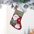 Detail eines Weihnachtsstrumpfs mit 3D-Weihnachtsmann und Holzschild am verschneiten Baum - Weihnachtsmann