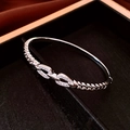 Detailopname van een zilveren armband met dubbele lussen en fonkelende zirkonia-pave - Echt Verguld (Zilver) / Zilver