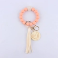 Dettaglio di perle in silicone corallo con ciondolo a cuore Mama e portachiavi nappa - Rosa Acceso
