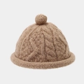 Détail du bonnet en maille torsadée camel avec revers épais et pompon en tricot doux - Taille unique / Kaki