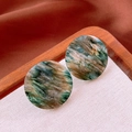 Boucles d'oreilles créoles en résine marbrée verte et crème avec tiges en argent - Boucles d'oreilles rondes en résine texture encre
