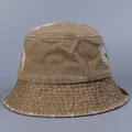 Détail d'un chapeau bob en denim marron vieilli avec bords effilochés et effet usé - M (56-58cm) / Kaki