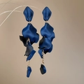 Dettaglio di orecchini a nappa con petali in acrilico blu scuro con finitura opaca - Blu Profondo (Perno in Argento S925)
