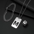 Details des silbernen Edelstahlschmuck-Sets mit dem Buchstaben M auf Anhänger und Ring - Set M
