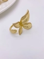 Dettaglio anello fiore a quattro petali dorato con zirconi incastonati e design a foglie - Oro