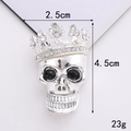 Broche crâne argentée avec couronne et cristaux, dimensions de 2,5 cm par 4,5 cm - Tête de Fantôme 3D Argent (D2142)