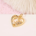 Detalle de un colgante de corazón en oro de 14K con circonitas de colores en blanco - Colgante Corazón con Borde de Arcoíris