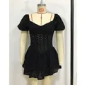 Detalle de tela de algodón Broderie Anglaise negra en un vestido de mangas abullonadas - Negro
