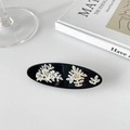 Eleganter schwarzer ovaler Haarclip mit weißen Blumenmotiven im französischen Vintage-Stil - Blumen-Stil