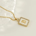 Detalle del collar con colgante cuadrado letra B bañado en oro 18K y circonitas - Letra B / Dorado