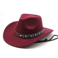 Détail du chapeau de cowboy bordeaux en feutre avec bande perlée et cordon réglable - M (56-58cm) / Bordeaux
