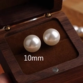 Elegante 10mm weiße Perlenohrringe in einer luxuriösen Schmuckschatulle aus dunklem Holz - Perlenohrstecker / 10mm / Weiß