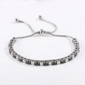 Detalle de pulsera de tenis ajustable con circonitas blancas y negras micro-engastadas - Circón Blanco y Negro Plateado (B010-2)