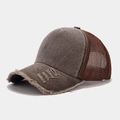 Detail von atmungsaktivem Mesh und Used-Look-Fransen an einer Vintage-Trucker-Baseballkappe - Kaffeebraun