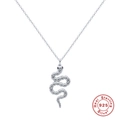 S925 Sterling Silber Schlangenanhänger Halskette mit Kristallen auf weißem Hintergrund - Weißgold