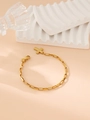 Primo piano di un braccialetto minimalista in acciaio inossidabile dorato con croce - Bracciale Oro Catena Quadrata Ciondolo a Croce