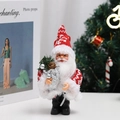 Pluche kerstmanbeeldje met rode gebreide muts, gouden bril en zilveren zak met cadeaus - Sneeuwvlokkenpatroon Outfit