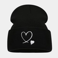 Détail de la broderie cœur sur bonnet en tricot noir montrant la texture douce - Taille unique / Noir