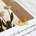 Elegante goldene matte abstrakte geometrische Fisch-Ohrstecker aus Titanstahl - Mattierter Fischkopfstil